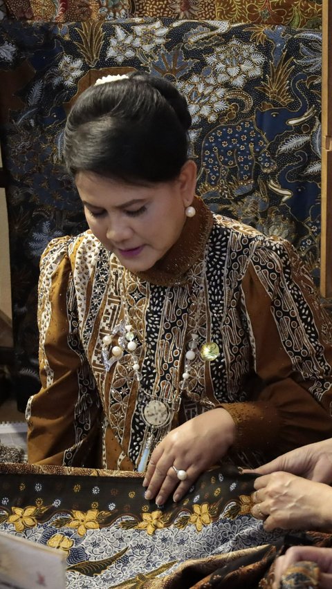 Potret Iriana Jokowi dan Selvi Ananda Borong Produk UMKM di Mangkunegaran