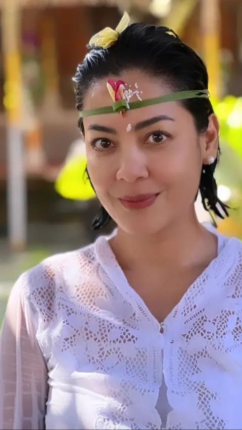 Lulu Tobing baru-baru ini membagikan momen istimewanya saat mengikuti upacara mecaru di Bali.
