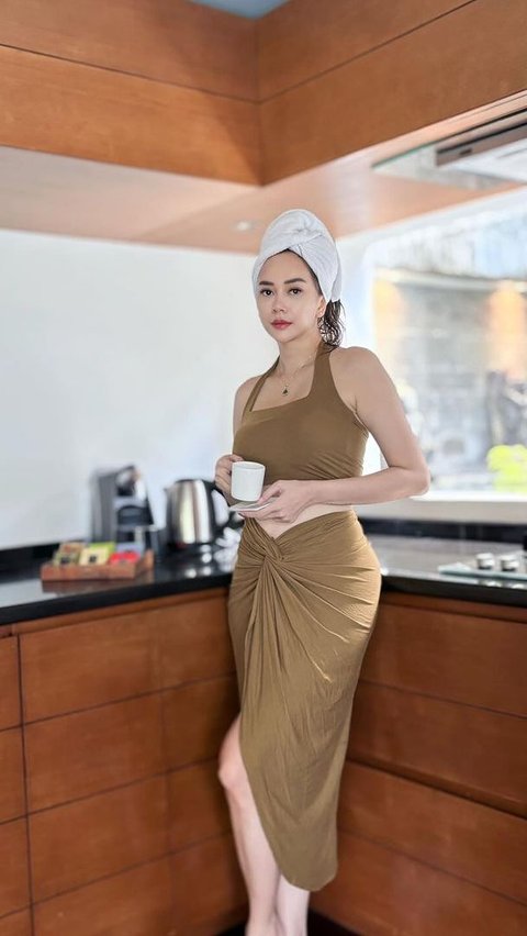 Like this is the moment Aura Kasih when she is in a villa in Bali. Wearing a brown dress, her charm is even more visible after bathing.