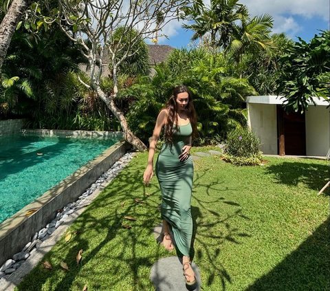 10 Portraits of Aura Kasih Blending with Nature in a Tight Bodycon Dress
