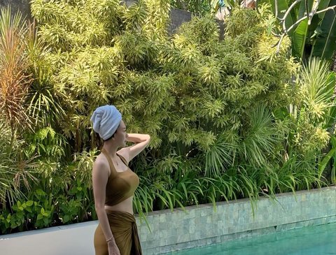 10 Portraits of Aura Kasih Blending with Nature in a Tight Bodycon Dress