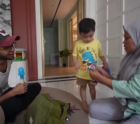 Bongkar Isi Tas Sekolah Rayyanza, Sus Rini 'Ini Spidermannya Gizi Buruk, Tuh Kasihan'