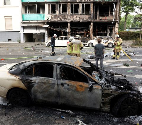 Lebih dari 100 petugas pemadam kebakaran sebelumnya sudah berjibaku melakukan pemadaman di lokasi kejadian.<br><br>Jika ditarik sebulan ke belakang, kepolisian setempat mencurigai ledakan ini mengarah pada aksi terorisme. Foto: Reuters / Thilo Schmuelgen