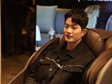 Lee Jeong Hoon Makes Time for Massage for Physical and Mental Health