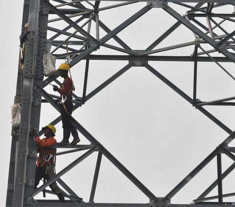 Pekerja pengerjaan menara Sumber Tegangan Tinggi (Sutet) di sepanjang Kanal Banjir Timur Ujung Menteng, Jakarta, Kamis (16/5/2024). Tingkat keamanan para pekerja di ketinggian memang harus mempunyai standar yang tinggi mengingat nyawa mereka sebagai taruhannya. Foto: merdeka.com / Imam Buhori<br>