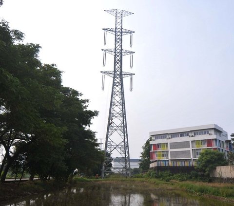 FOTO: Aksi Pekerja Proyek Menara Sutet Kanal Banjir Timur yang Menantang Maut