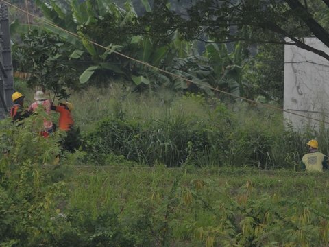 FOTO: Aksi Pekerja Proyek Menara Sutet Kanal Banjir Timur yang Menantang Maut