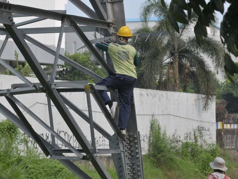 FOTO: Aksi Pekerja Proyek Menara Sutet Kanal Banjir Timur yang Menantang Maut