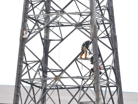 FOTO: Aksi Pekerja Proyek Menara Sutet Kanal Banjir Timur yang Menantang Maut