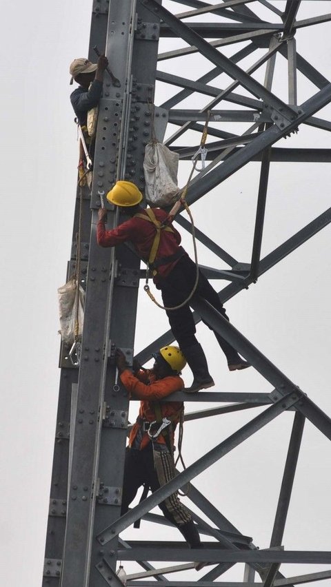 FOTO: Aksi Pekerja Proyek Menara Sutet Kanal Banjir Timur yang Menantang Maut