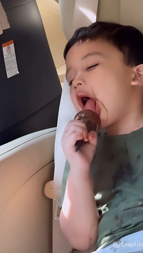 Making you annoyed, the action of Putra Zaskia Sungkar sleeping while eating ice cream.