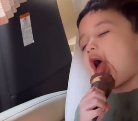 Making Angry, Son of Zaskia Sungkar Sleeping While Eating Ice Cream