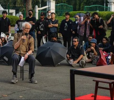 FOTO: Aksi Kamisan ke-815 Peringati 26 tahun Tragedi Mei 1998 di Seberang Istana Merdeka