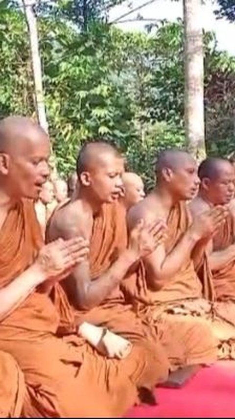 Momen Bhikkhu Thudong Bertemu Cucu Jenderal Gatot Subroto Saat Tiba di Semarang