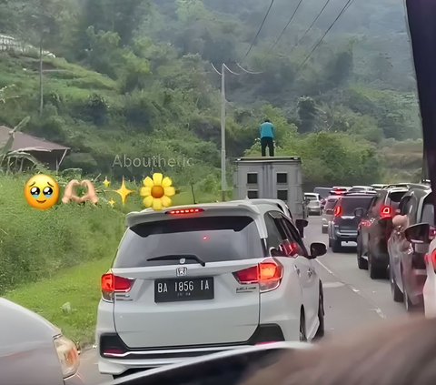 Viral Video of a Man Praying on a Stuck Truck in Severe Traffic Jam, Netizens Feel Strongly Impacted