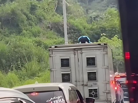 Viral Video of a Man Praying on a Stuck Truck in Severe Traffic Jam, Netizens Feel Strongly Impacted