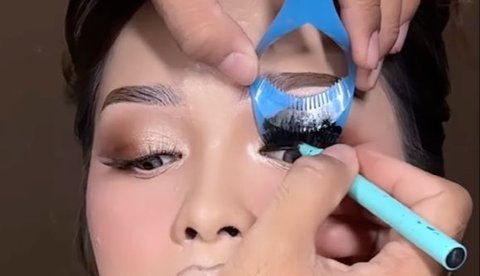 Use Liquid Liner on Eyelashes