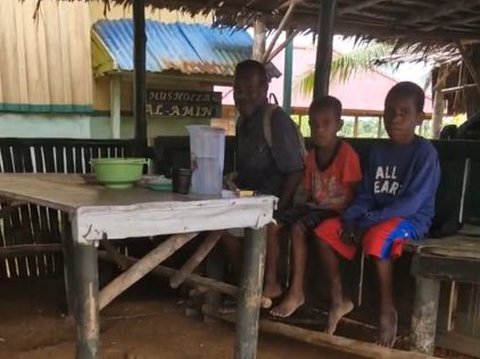 Demi Ingin Barter Seekor Ayam dengan Sembako, Bapak dan Kedua Anaknya di Papua Ini Rela Jalan Kaki Selama 4 Jam ke Posko TNI