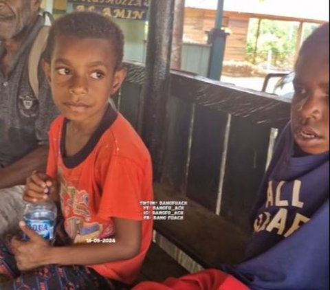 Demi Ingin Barter Seekor Ayam dengan Sembako, Bapak dan Kedua Anaknya di Papua Ini Rela Jalan Kaki Selama 4 Jam ke Posko TNI