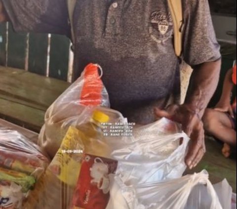 Demi Ingin Barter Seekor Ayam dengan Sembako, Bapak dan Kedua Anaknya di Papua Ini Rela Jalan Kaki Selama 4 Jam ke Posko TNI