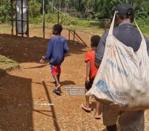 Demi Ingin Barter Seekor Ayam dengan Sembako, Bapak dan Kedua Anaknya di Papua Ini Rela Jalan Kaki Selama 4 Jam ke Posko TNI