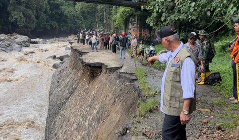 Terdapat 15 sungai yang berhulu di Gunung Marapi. Lima di antaranya dapat berdampak langsung ke masyarakat.