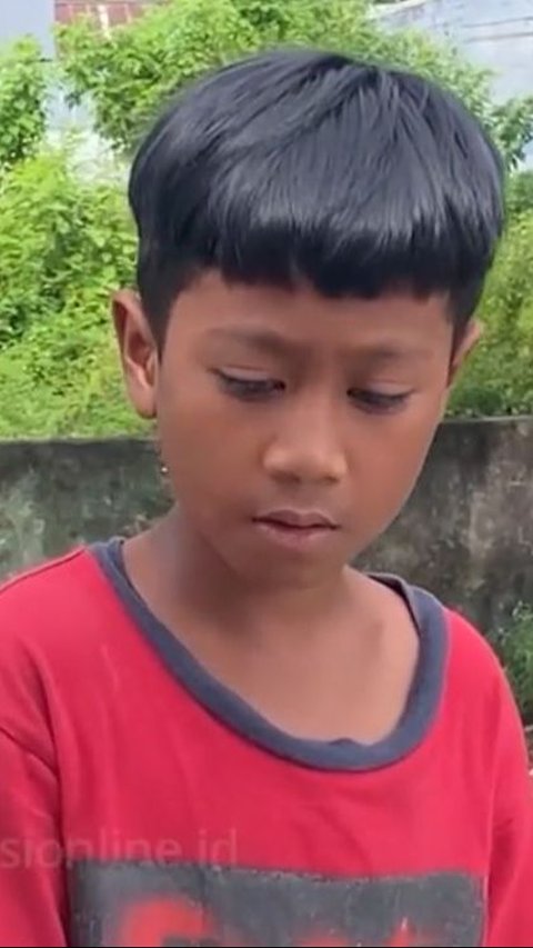 <b>Anak 10 Tahun Sebatang Kara Ini Jalan Kaki 5 Km Jualan Kue Pancong Keliling, Hanya Dapat Upah Rp 15 Ribu Sehari</b><br>