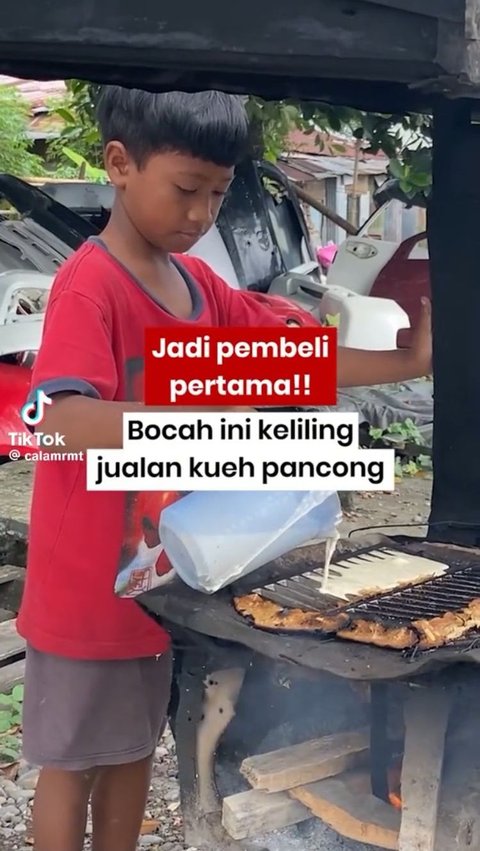 Anak 10 Tahun Sebatang Kara Ini Jalan Kaki 5 Km Jualan Kue Pancong Keliling, Hanya Dapat Upah Rp 15 Ribu Sehari