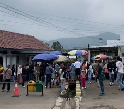 Bak Nostalgia, Begini Momen Penumpang Turun Beli Jajan saat Kereta Berhenti di Stasiun Kecil Pedalaman