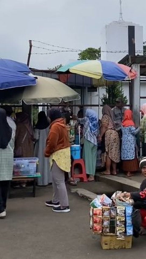 Bak Nostalgia, Begini Momen Penumpang Turun Beli Jajan saat Kereta Berhenti di Stasiun Kecil Pedalaman