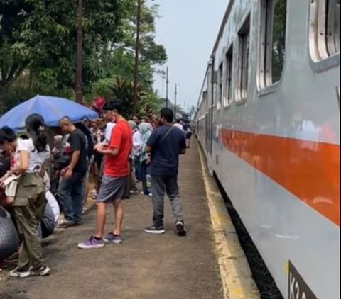 Bak Nostalgia, Begini Momen Penumpang Turun Beli Jajan saat Kereta Berhenti di Stasiun Kecil Pedalaman