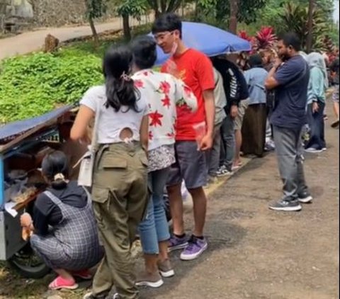 Bak Nostalgia, Begini Momen Penumpang Turun Beli Jajan saat Kereta Berhenti di Stasiun Kecil Pedalaman