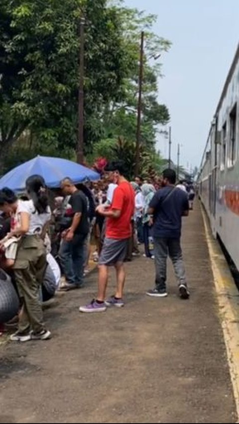 <b>Bak Nostalgia, Begini Momen Penumpang Turun Beli Jajan saat Kereta Berhenti di Stasiun Pedalaman</b><br>