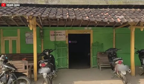 Rumah Pratama Arhan di Blora, Jawa Tengah, terlihat besar dan luas dengan cat hijau yang mencolok.