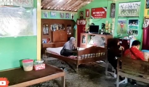 Di dalam rumah Arhan, desainnya begitu sederhana dengan perabotan yang terbuat dari kayu.