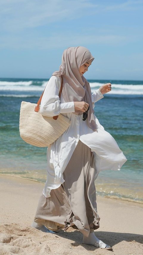 Makin Kece Liburan di Pantai, Coba 3 Look Stylish dan Nyaman untuk Hijaber