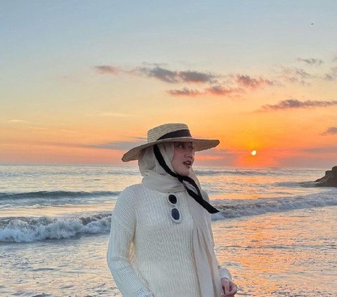 More Chic Vacation at the Beach, Try 3 Stylish and Comfortable Looks for Hijabers