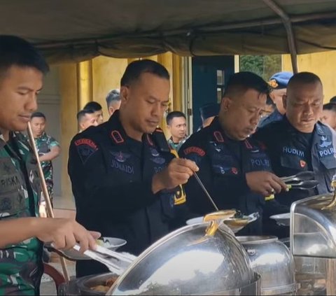 Tingkatkan Ukhuwah Islamiyah dengan TNI, Satbrimob Polda Jabar Jumling di Masjid Washilatul Hikmah Yonif 330