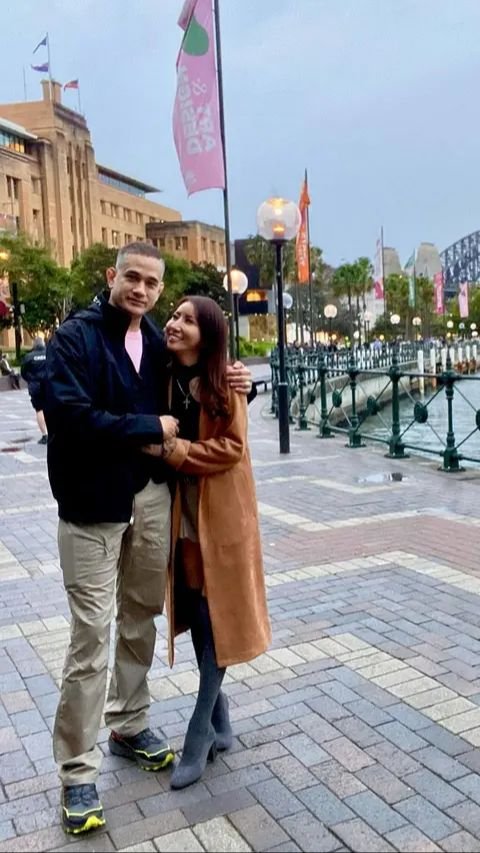 Dalam unggahan terbaru, terlihat Okan dan Angeline sedang menikmati liburan bersama di Australia.