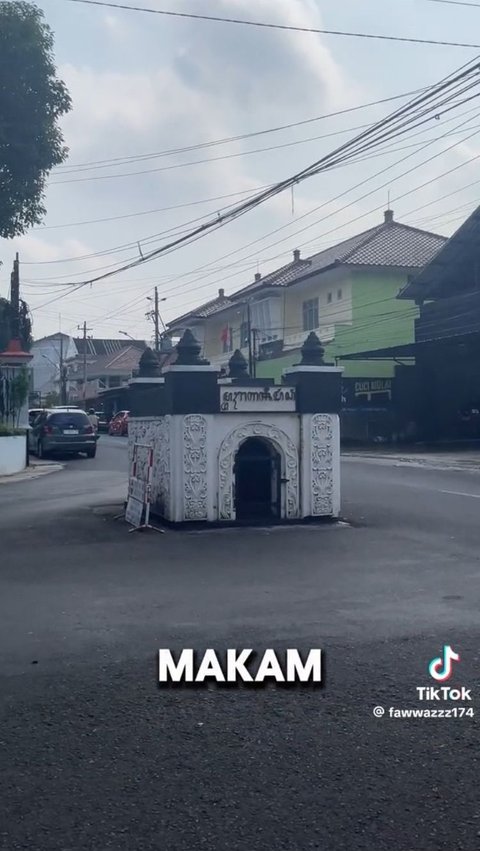 Tak Banyak yang Tahu, Bangunan di Tengah Jalanan Purwokerto Ini Ternyata Makam