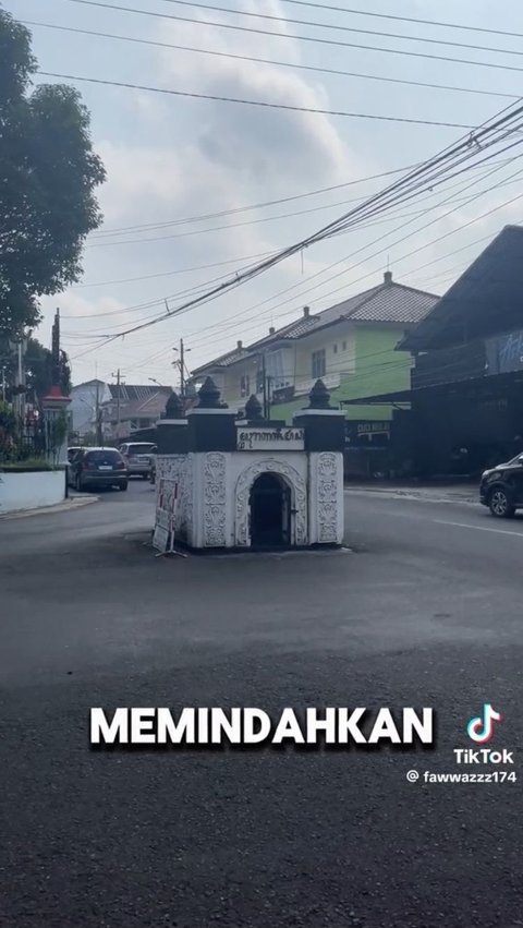 Tak Banyak yang Tahu, Bangunan di Tengah Jalanan Purwokerto Ini Ternyata Makam