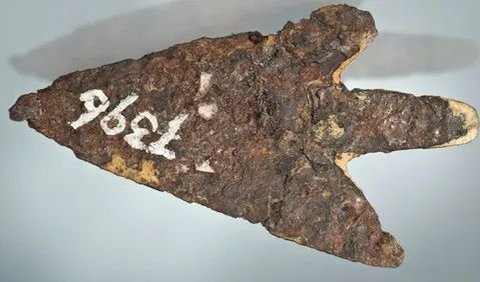 Keberadaan isotop aluminium-26, yang hanya ditemukan pada objek yang berasal dari luar atmosfer Bumi, menunjukkan mata panah ini berasal dari meteor.