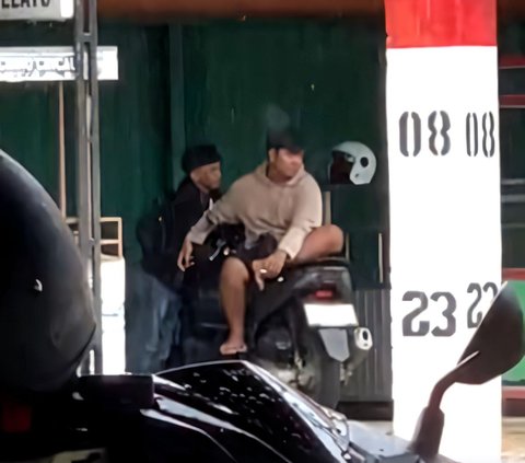 Hilarious! Moment Two Men Taking Shelter in Front of a Store Unexpectedly Meet Their 'Doppelgängers', Netizens: 'Funniest Double Date'