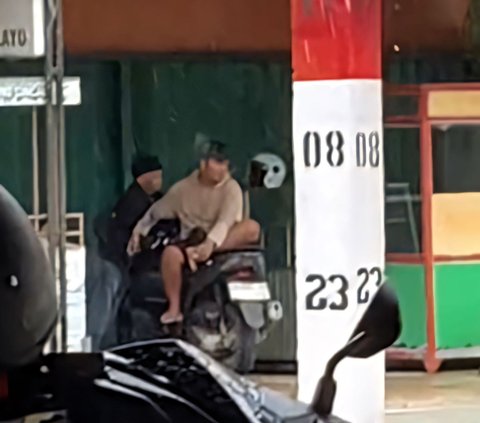 Hilarious! Moment Two Men Taking Shelter in Front of a Store Unexpectedly Meet Their 'Doppelgängers', Netizens: 'Funniest Double Date'