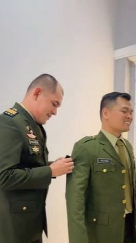 Rasa bahagia pun jelas terpancar di kedua wajah prajurit TNI ini. <br>