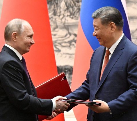 FOTO: Makin Mesra, Putin-Xi Jinping Janjikan 'Era Baru' dan Kompak Kutuk Amerika Serikat