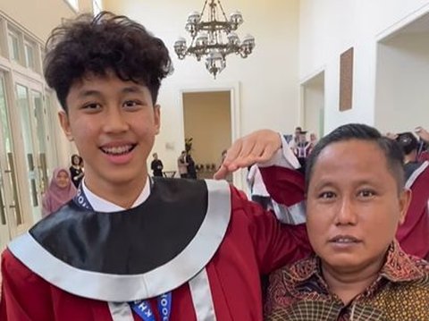 Rarely Seen, Portrait of Narji's Eldest Son who Just Graduated Handsome