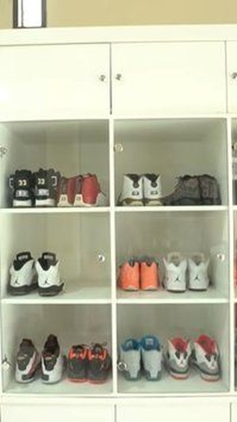 Narji juga memiliki lemari khusus untuk menyimpan berbagai koleksi sepatu mewah miliknya