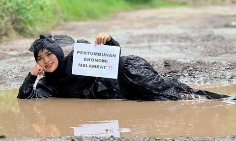 Selebgram Ini Pose di Jalanan Rusak Lampung Selatan, Aksinya Disorot Media Asing