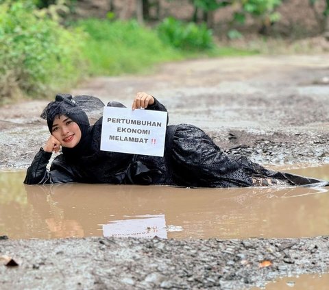 Selebgram Ini Pose di Jalanan Rusak Lampung Selatan, Aksinya Disorot Media Asing